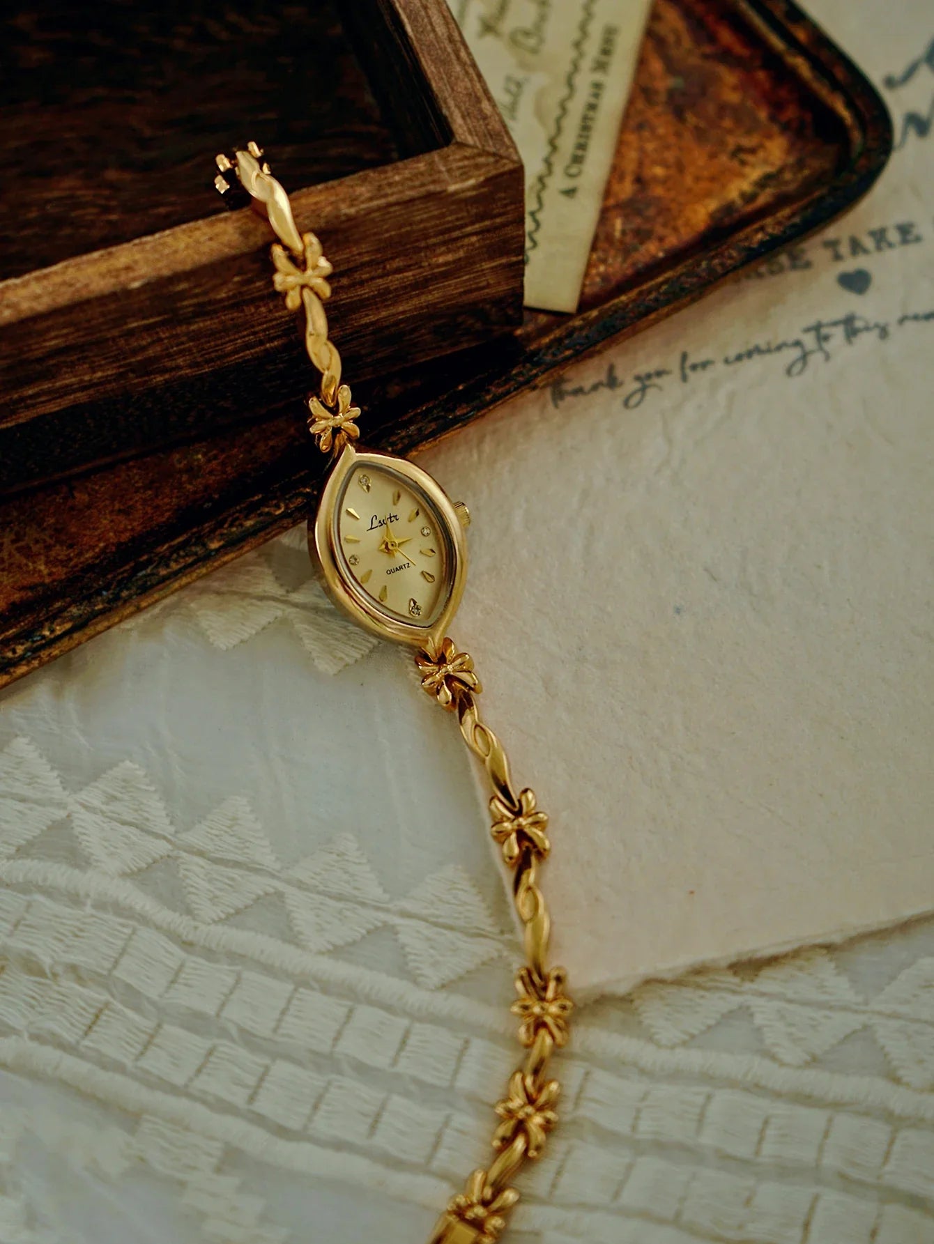 Montre Femme à Petit Cadran Ovale 20 mm Or Rétro