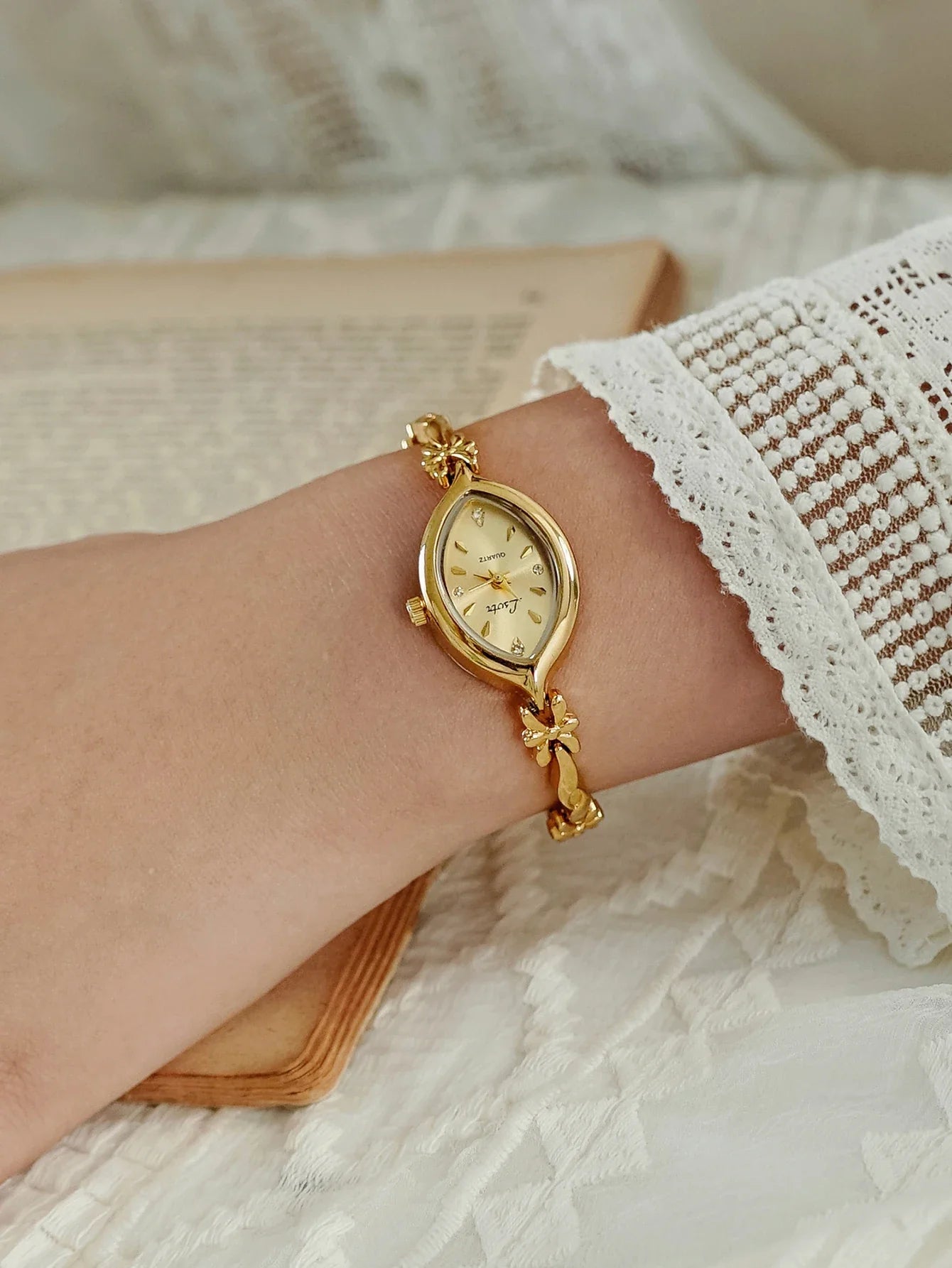 Montre Femme à Petit Cadran Ovale 20 mm Or Rétro