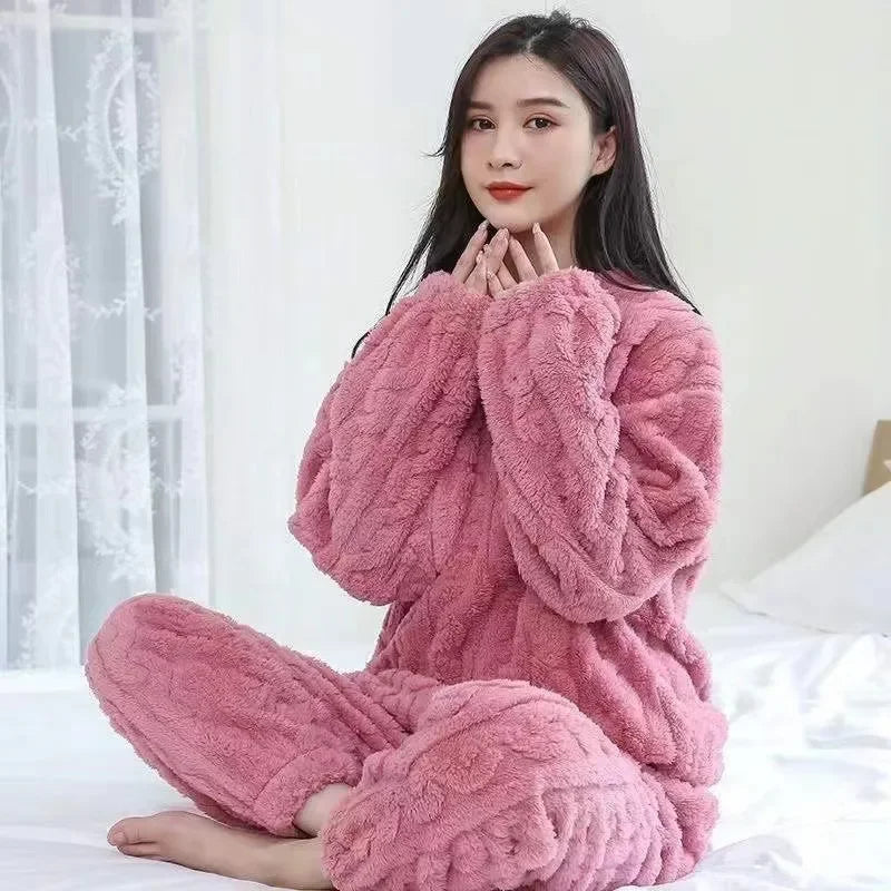 Pyjama en Velours Corail Douillet pour Femme Hiver